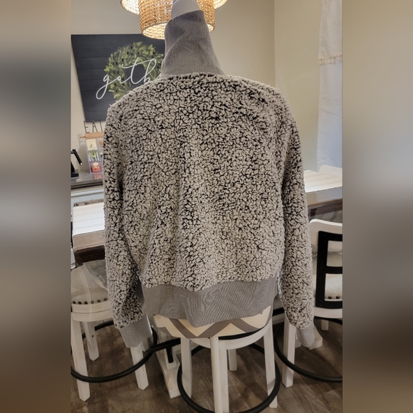 PINK VICTORIA SECRET Sherpa Sweater Size Medium Marled Color Grey/Black - Picture 3 of 7
